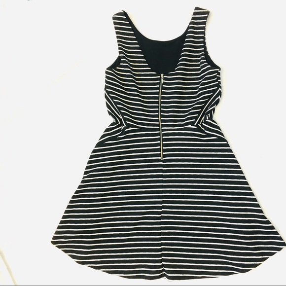 Slimming Black & White Dress - Picture 2 of 4